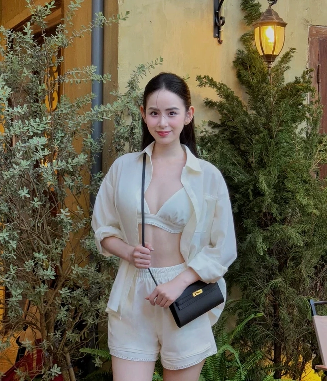 Nguyễn Hương Liên tỏa sáng trên sàn diễn.