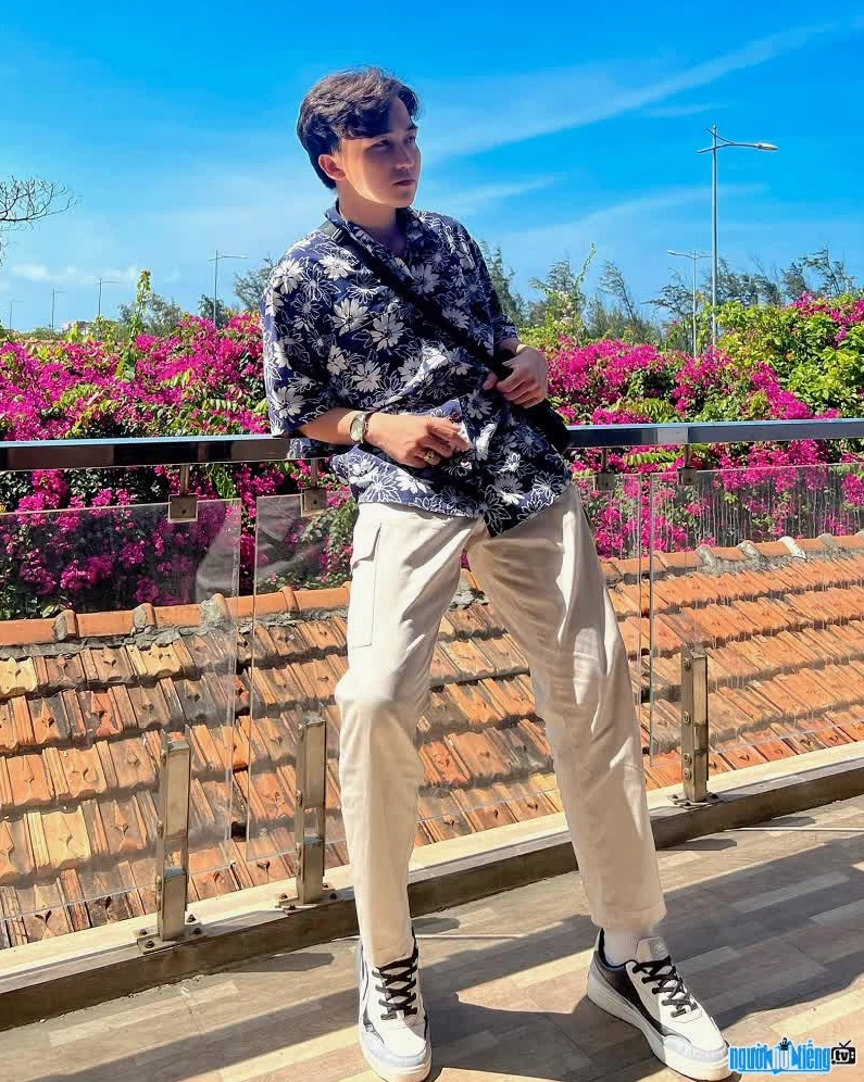 Nguyễn Hữu Kha điển trai thư sinh