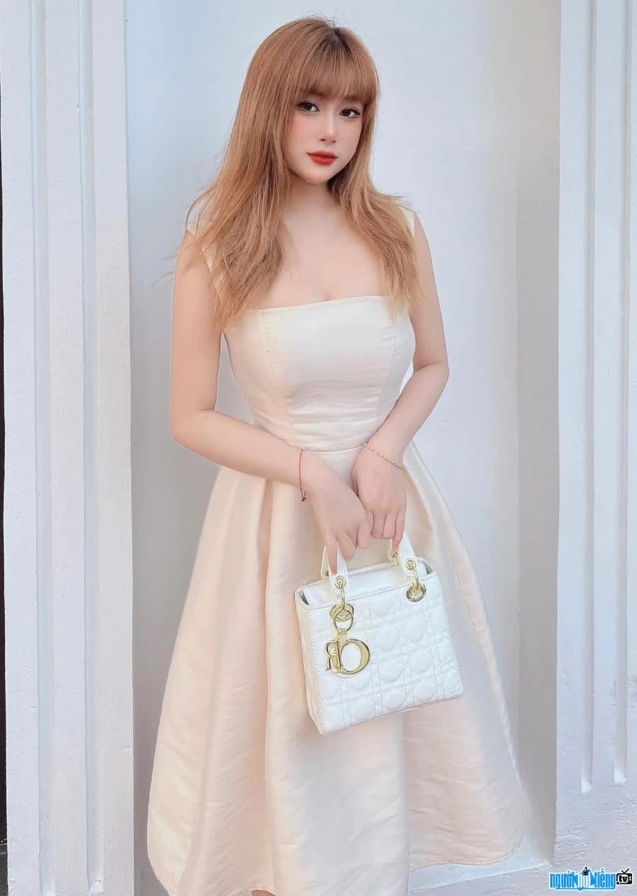 Nhan sắc cuốn hút của Quỳnh Nga Hạ Long