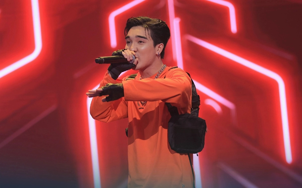 Ogenus trong một buổi biểu diễn rap sôi động