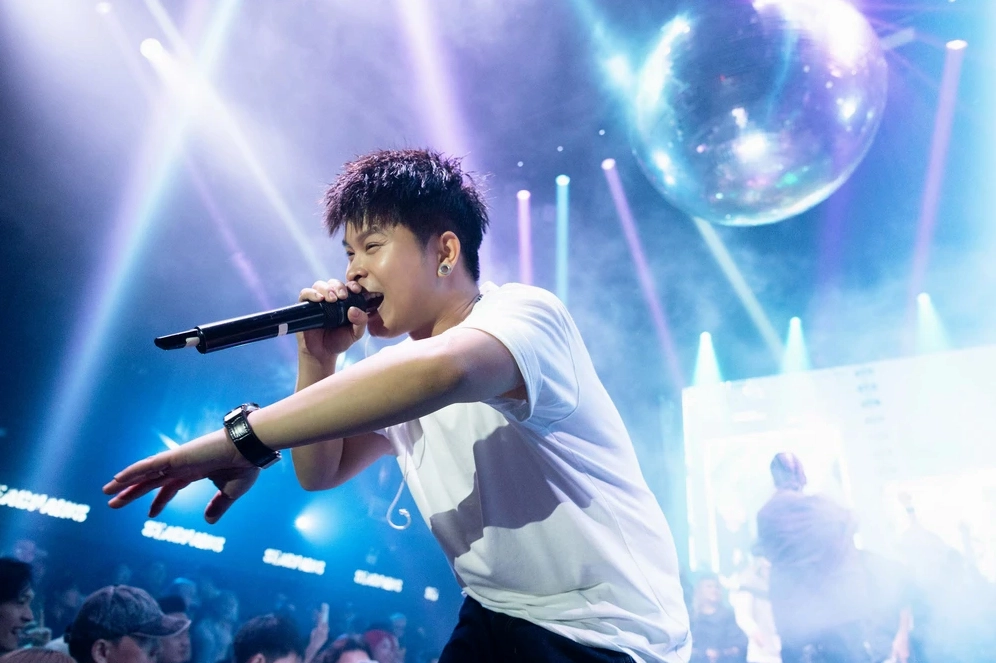 Quán quân Rap Việt - Seachains tái xuất âm nhạc sau 3 năm lấy vợ sinh con