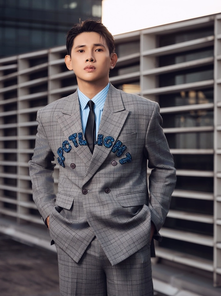 Quỳnh Lý chụp ảnh cùng đoàn làm phim