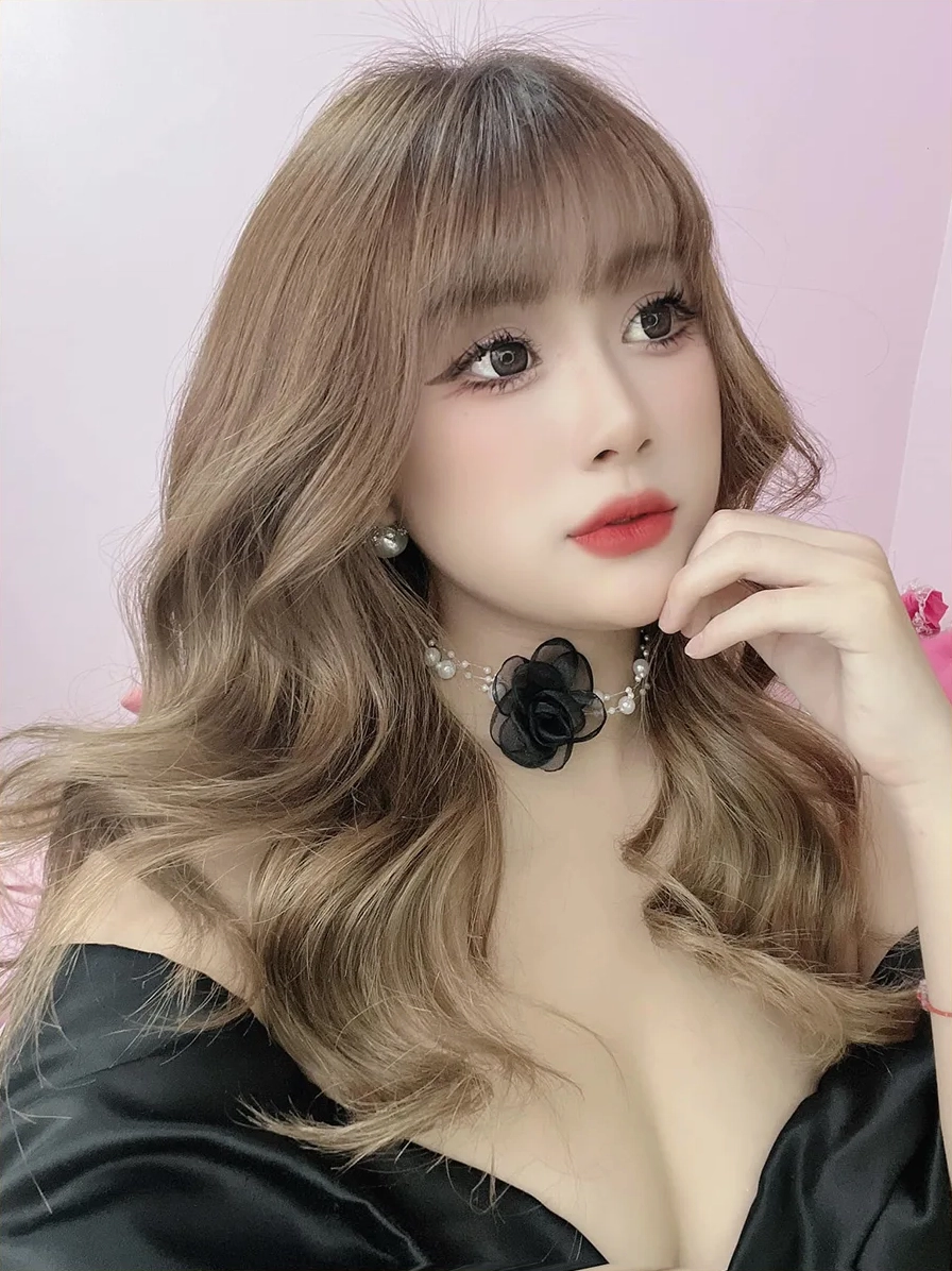 Quỳnh Nga tên thật là Vũ Thị Nga sinh ngày 19/06/2001