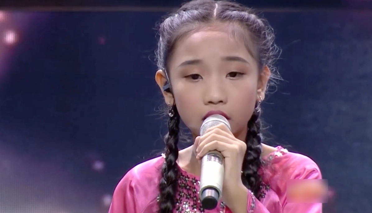 Shayda khi thi Giọng hát Việt Nhí gây ấn tượng và được gọi là cô bé dân ca