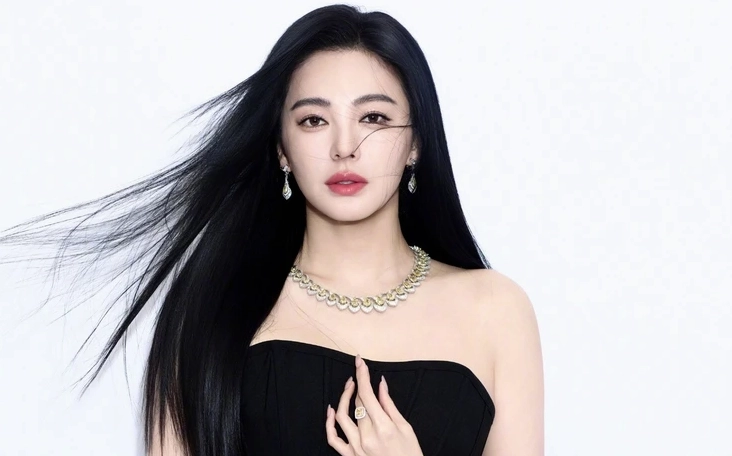 'Song Hye Kyo Trung Quốc' Trương Vũ Kỳ vạ miệng trên sóng trực tiếp
