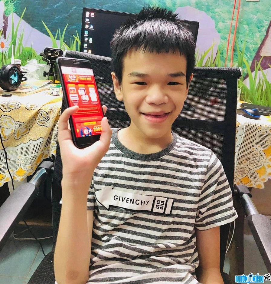 Streamer Vĩnh Đất đạt thành tích khủng dù mới 12 tuổi