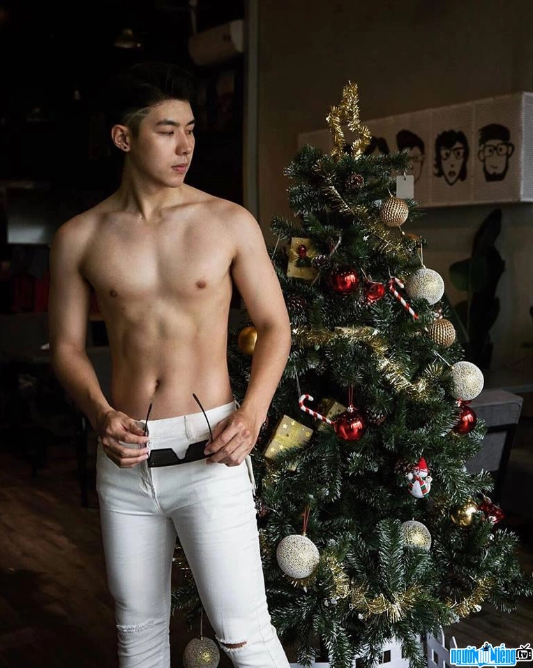 Trung Huy khoe body chuẩn 6 múi vô cùng cuốn hút