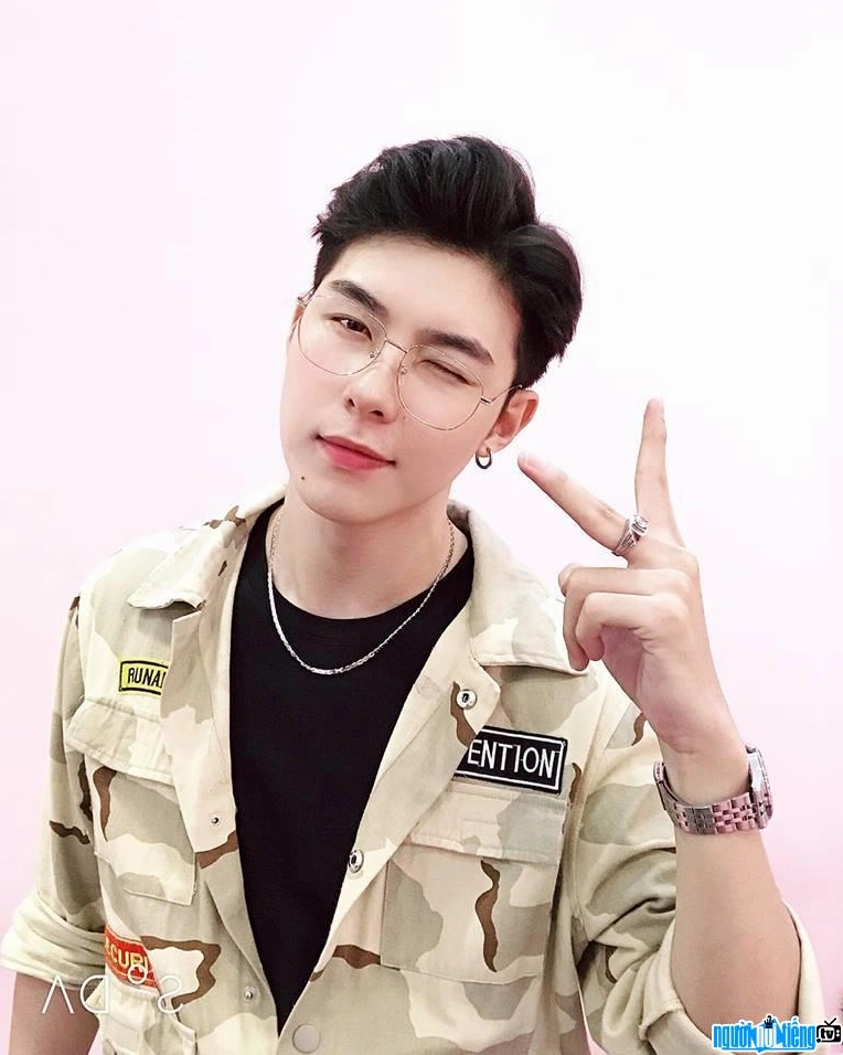 Trung Huy tạo dáng cực cute