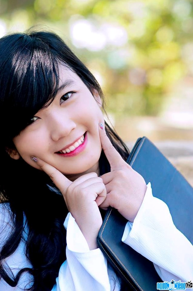 Vân Anh Faptv với nụ cười rạng rỡ