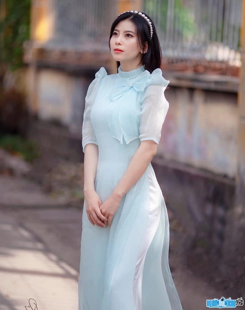 Yến Song Hải Nguyễn xinh đẹp dịu dàng trong một khung hình